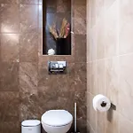 Queen's Garden Apartment