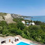 Queen's Garden Apartment