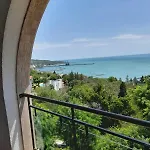 Queen's Garden Apartment