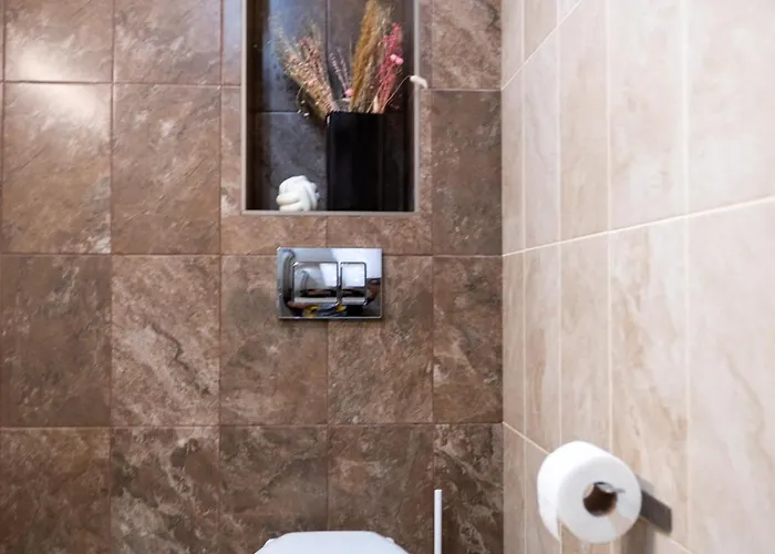 Queen's Garden Apartment