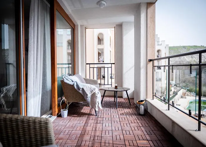 Queen's Garden Apartment *