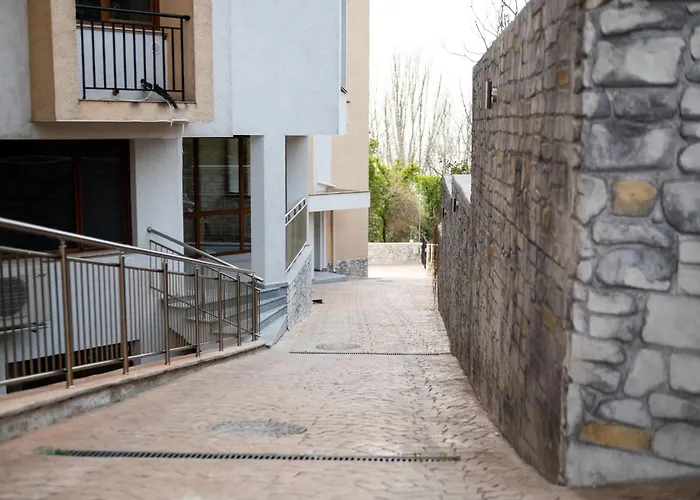 Queen's Garden Apartment *