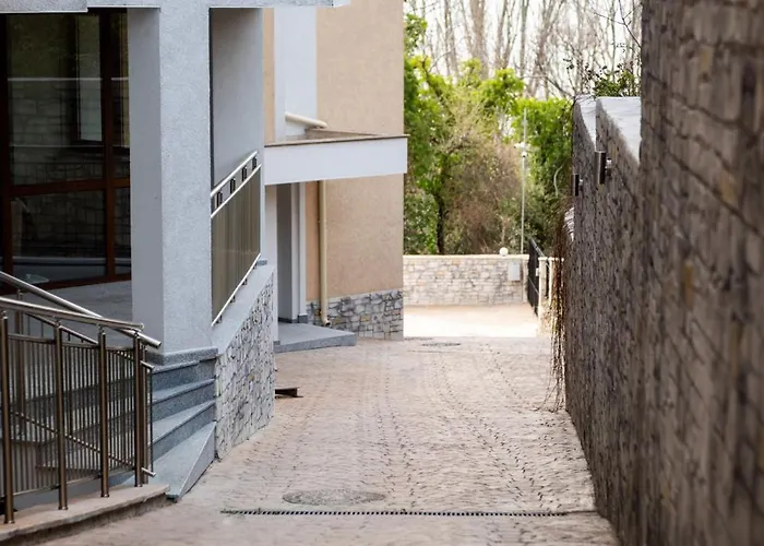 Queen's Garden Апартаменты