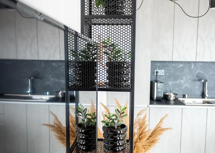 Queen's Garden Apartment